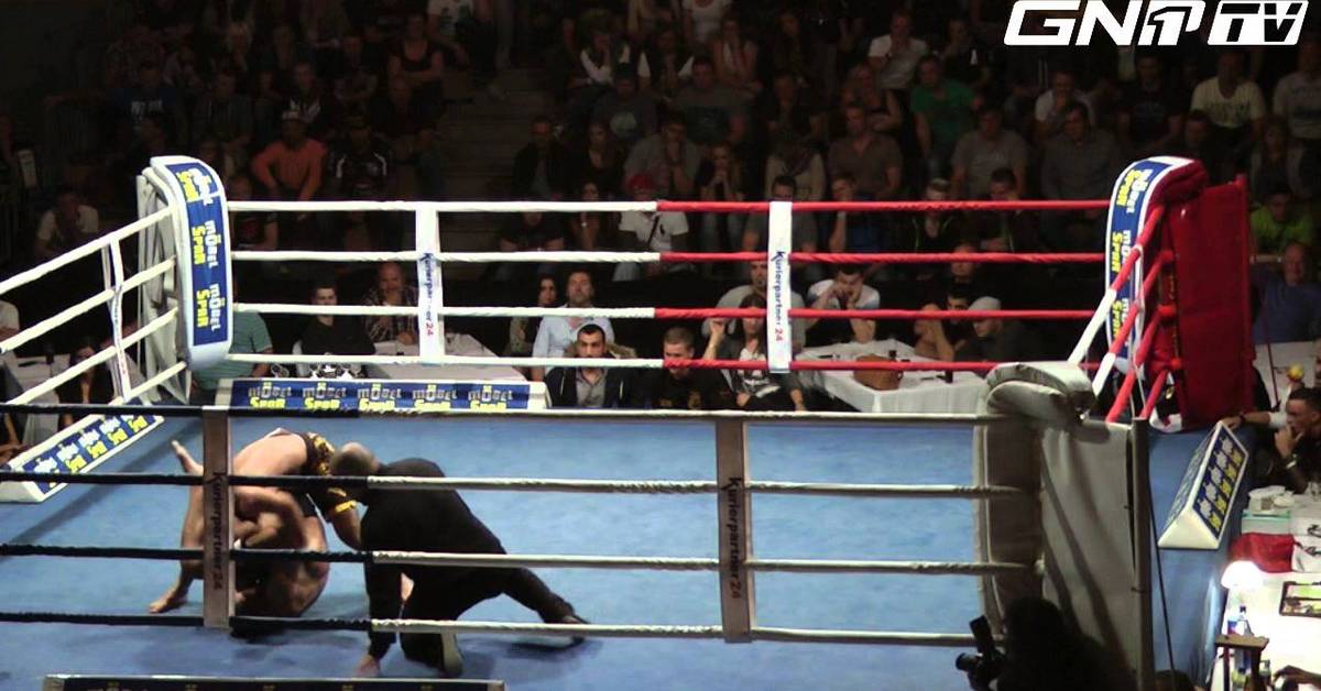 mma-fighter-uses-ring-rope-to- 