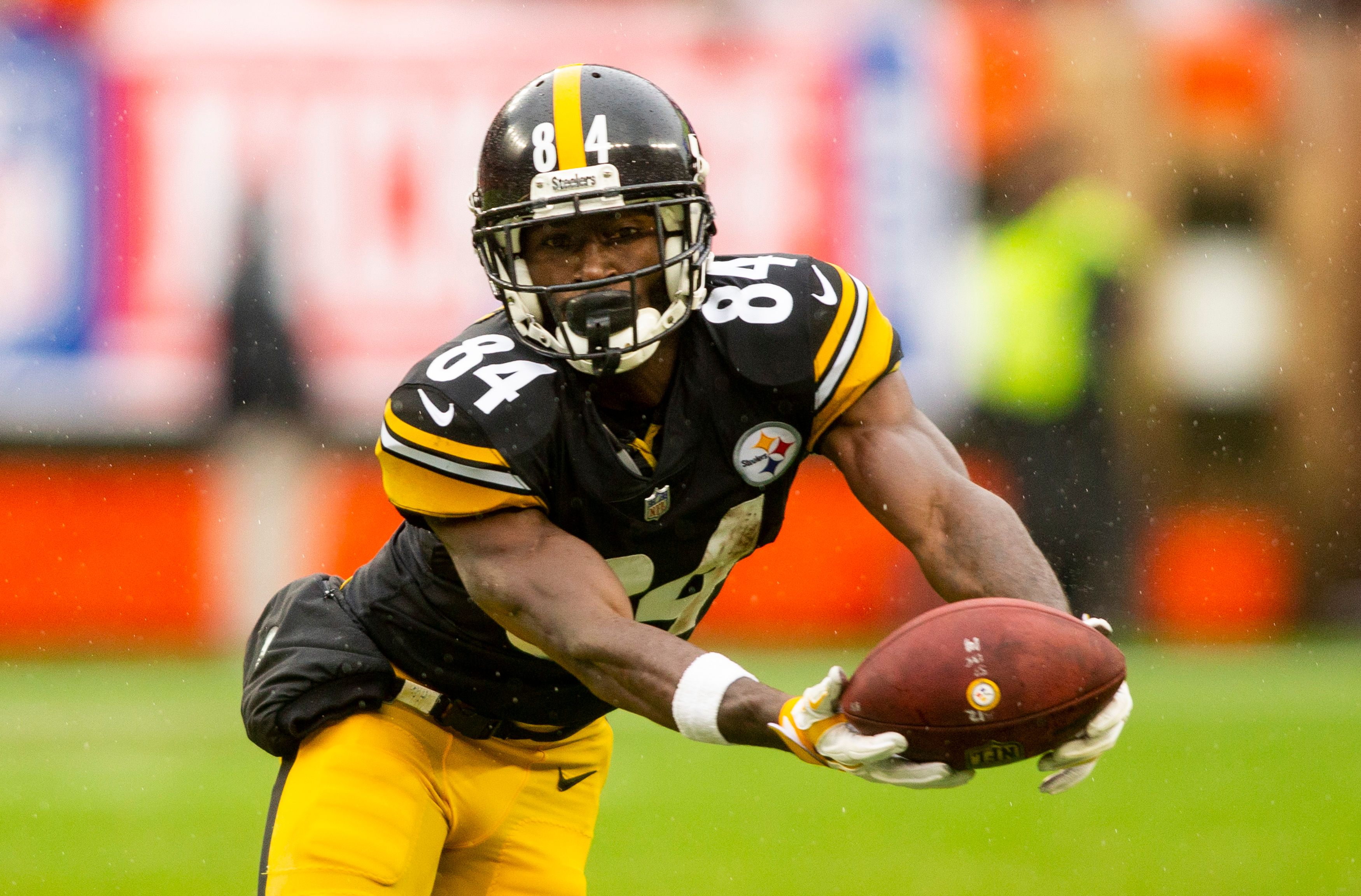 Antonio Brown Makes Awkward Pitch To Reunite With Steelers