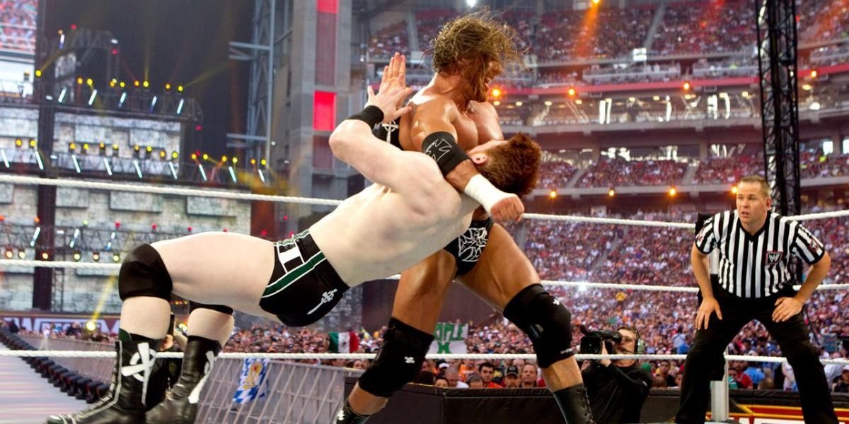 Triple H clotheslines Sheamus at WrestleMania 26