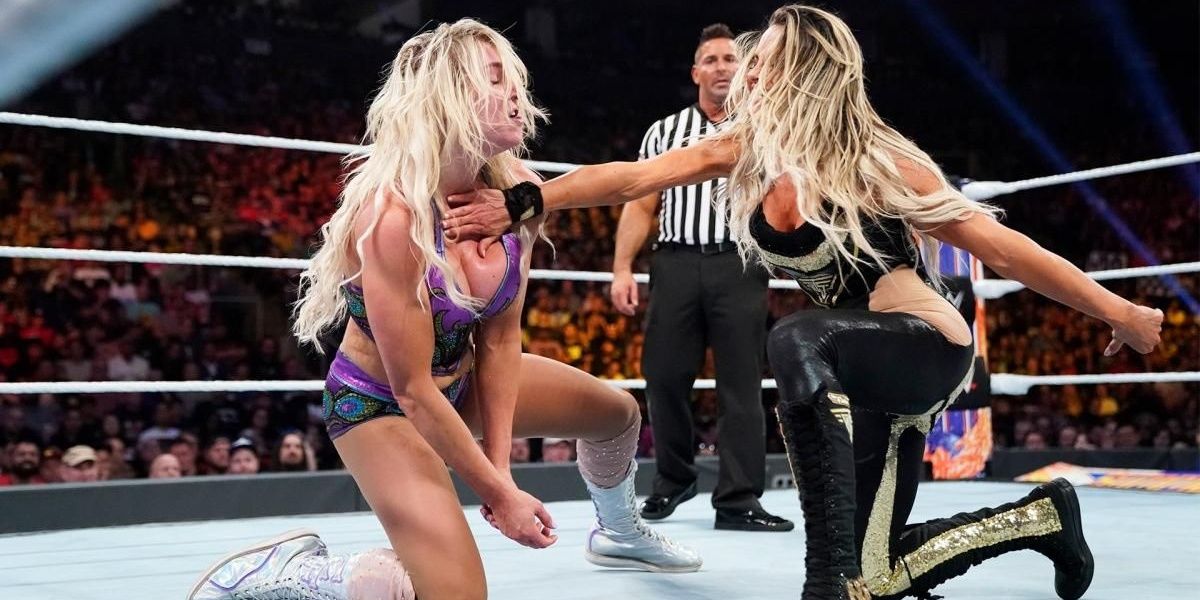 Trish Stratus vs Charlotte Flair