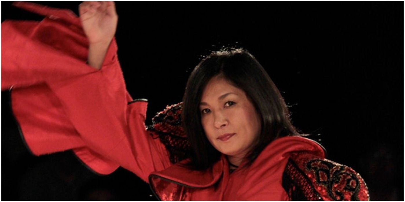 Manami Toyota waving