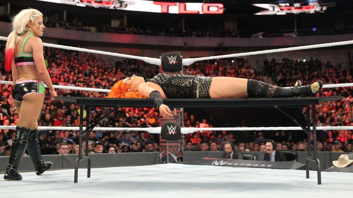 Becky Lynch vs. Alexa Bliss (TLC, 12/4/2016)