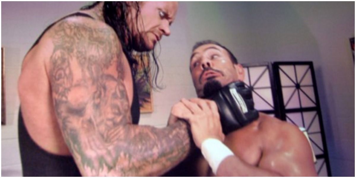 The Undertaker choking Chave
