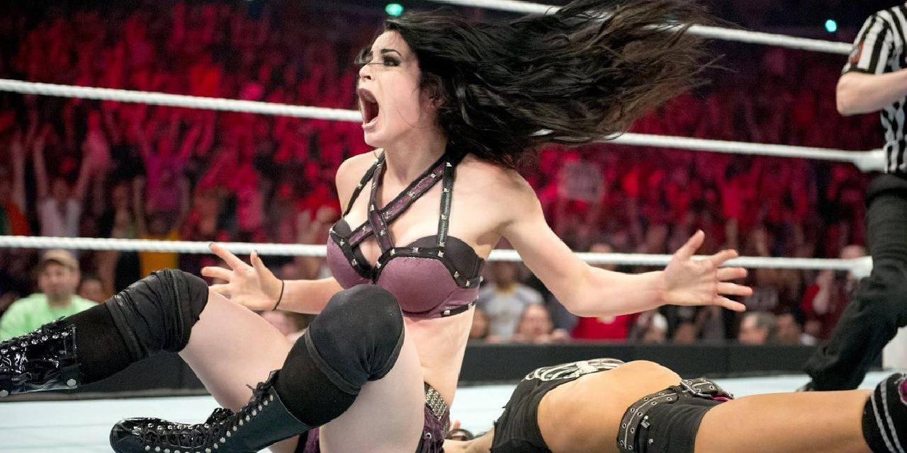 Paige wins the Divas Championship