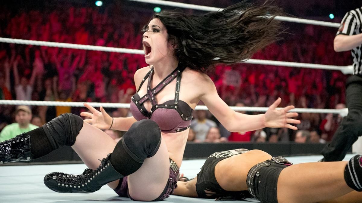 Paige defeats AJ Lee