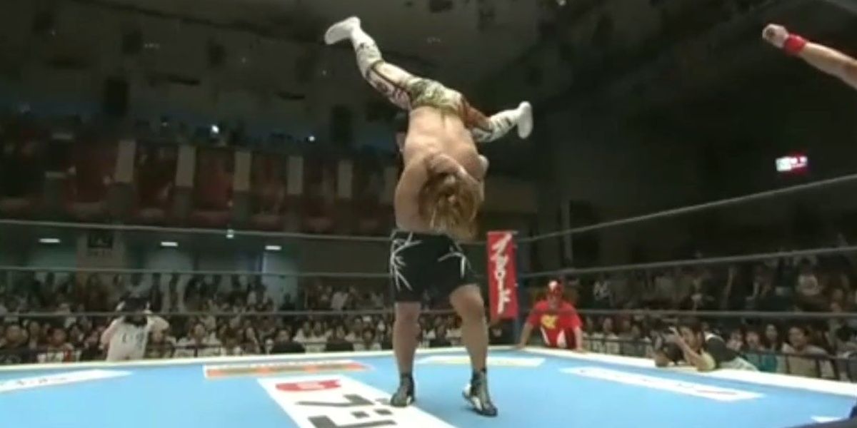 Ishii delivering a modified Steiner Screwdriver to Tanahashi.