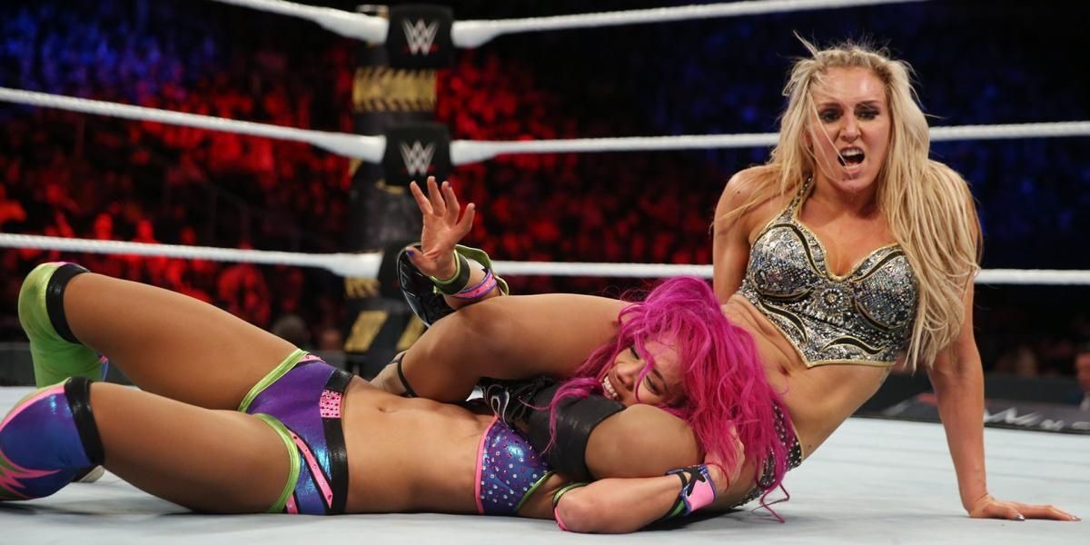 Charlotte Flair v Sasha Banks Roadblock End of the Line 2016 Cropped