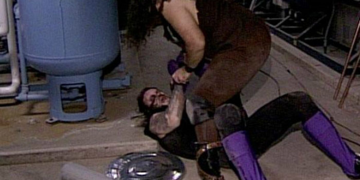 Pelea en la sala de calderas de Mankind Vs Undertaker recortada