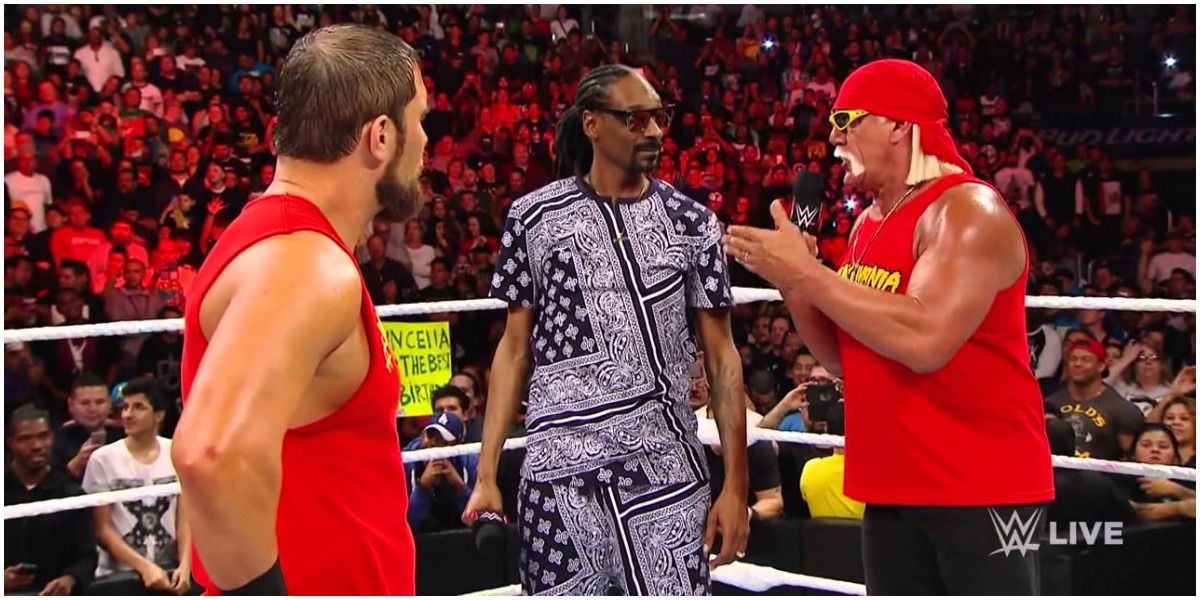 Snoop Dogg in ring with Hulk Hogan on raw