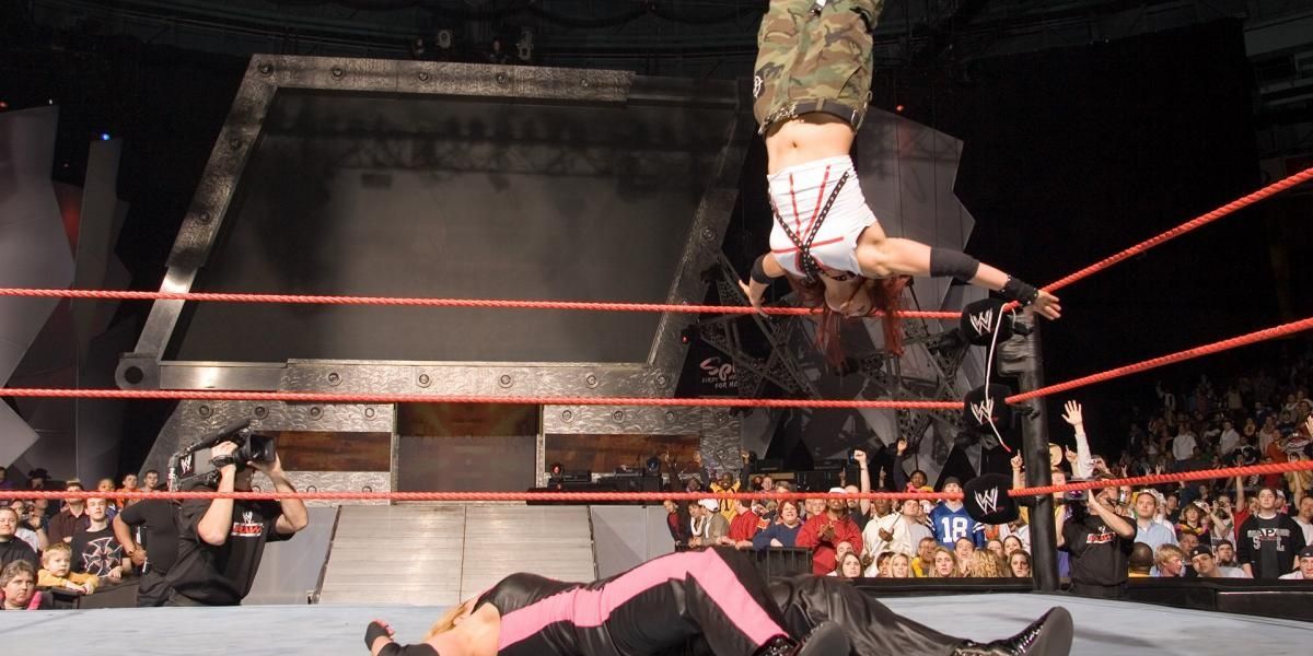 Lita hits the moonsault on Trish Stratus during their Raw main event
