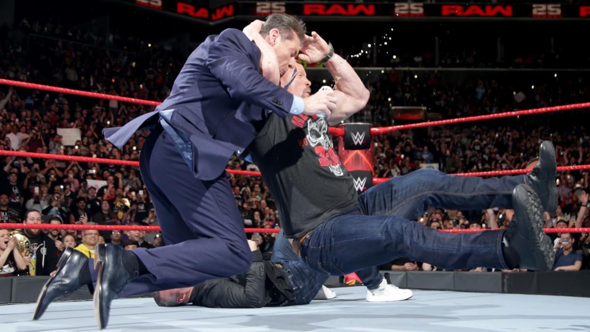Stone Cold Steve'as Ostinas, Vince'as ir Shane'as McMahon-Raw 25