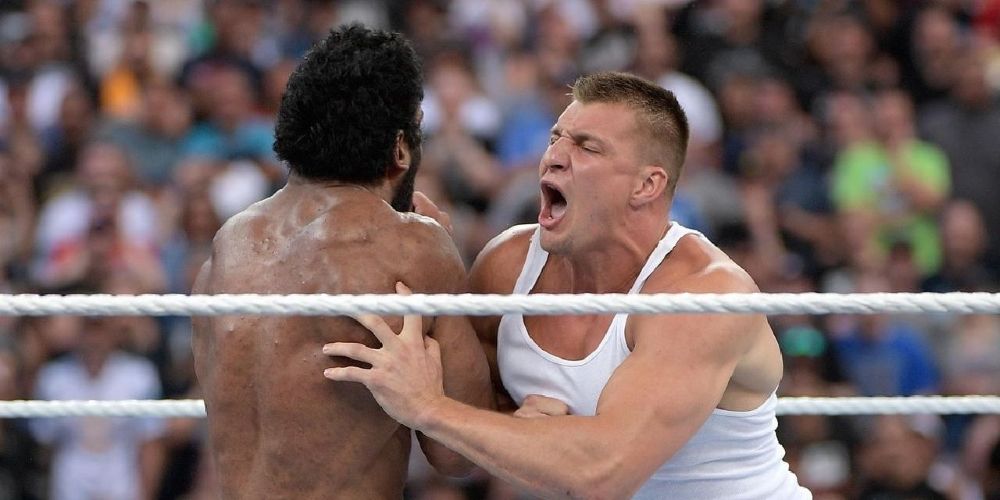 rob-gronkowski-jinder-mahal-wwe-nfl-patriots-bucs-wrestlemania-wwe-super-bowl