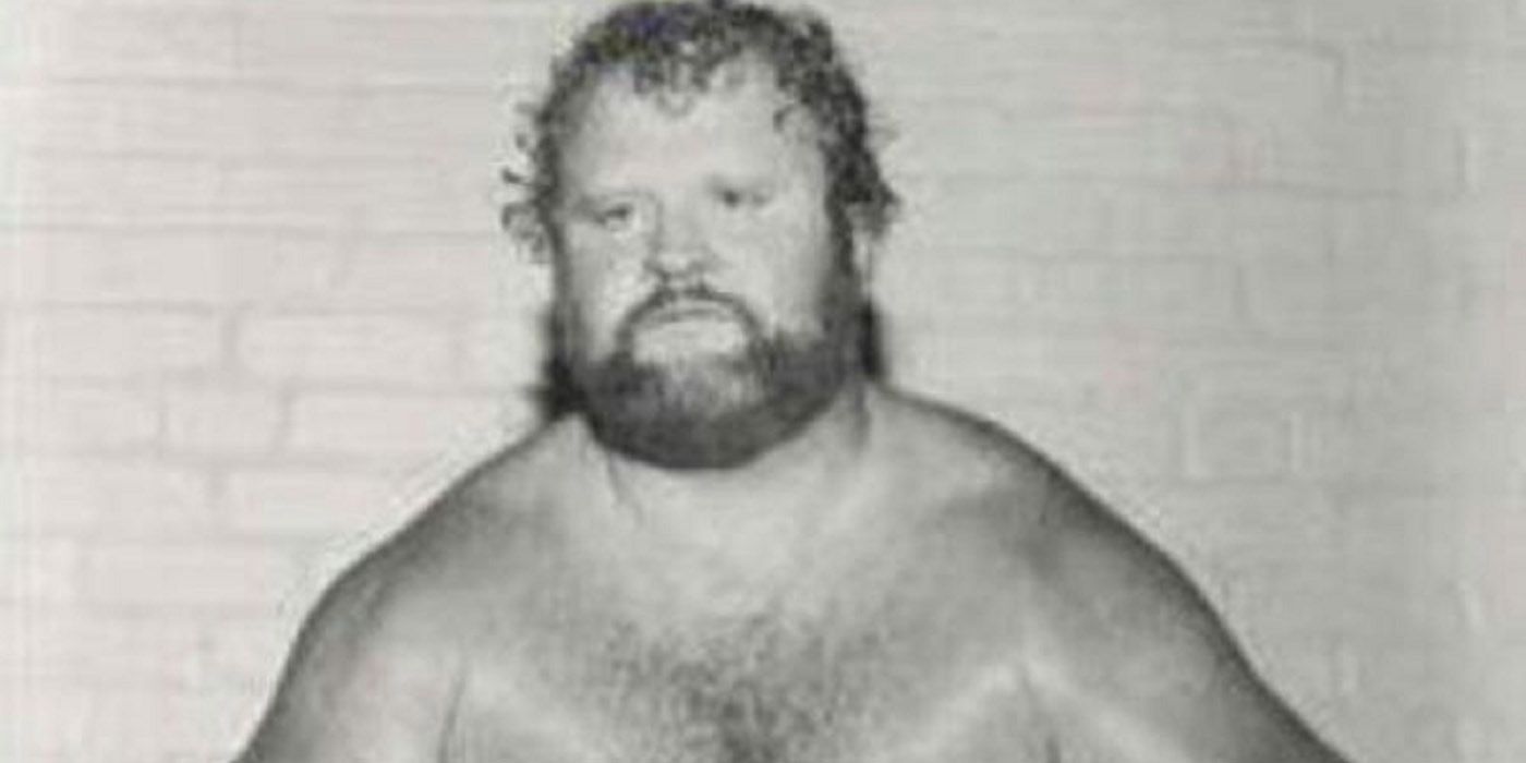 Larry Hennig flexing in a photo