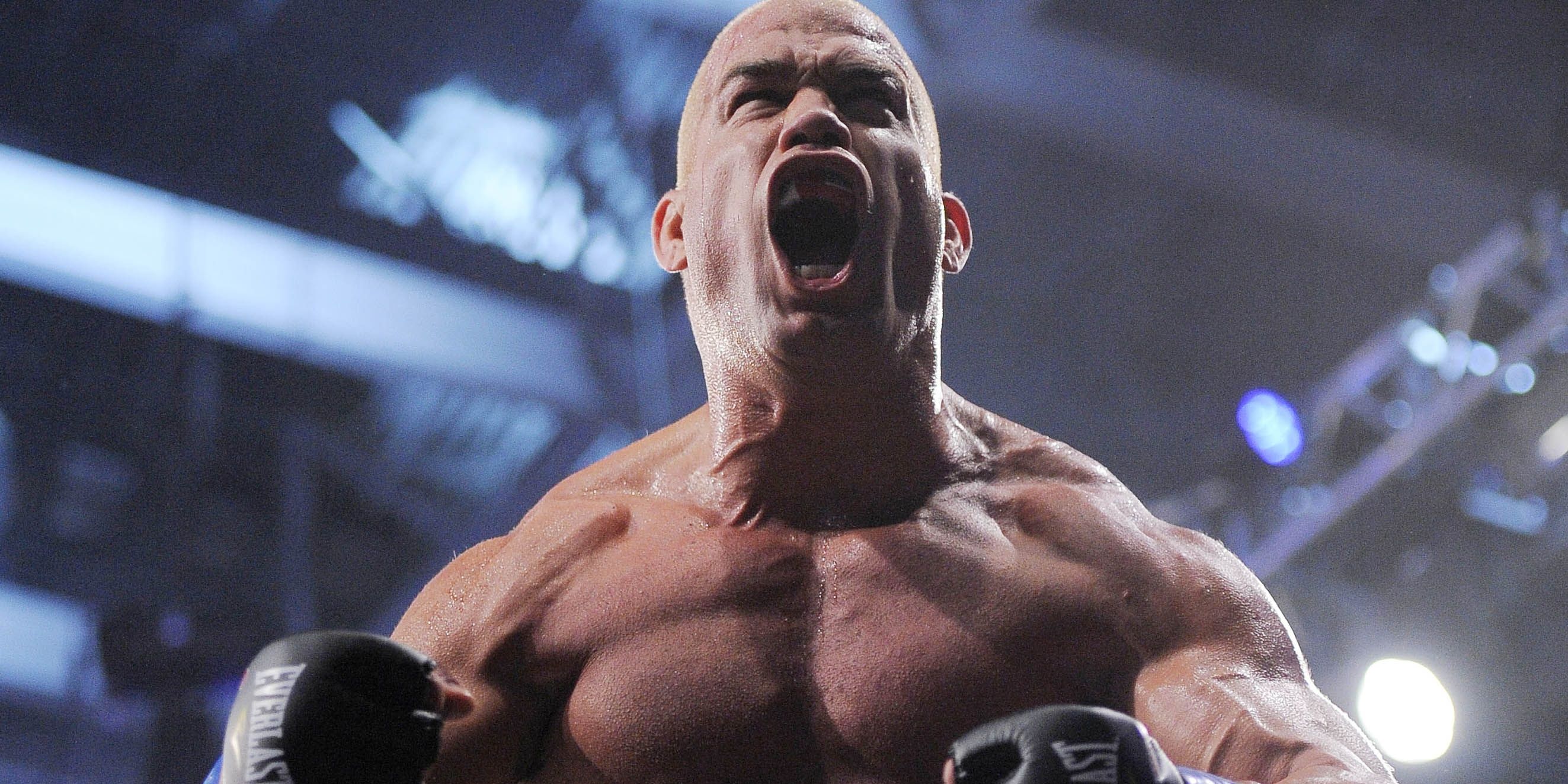tito-ortiz-flexing-on-top-of-cage