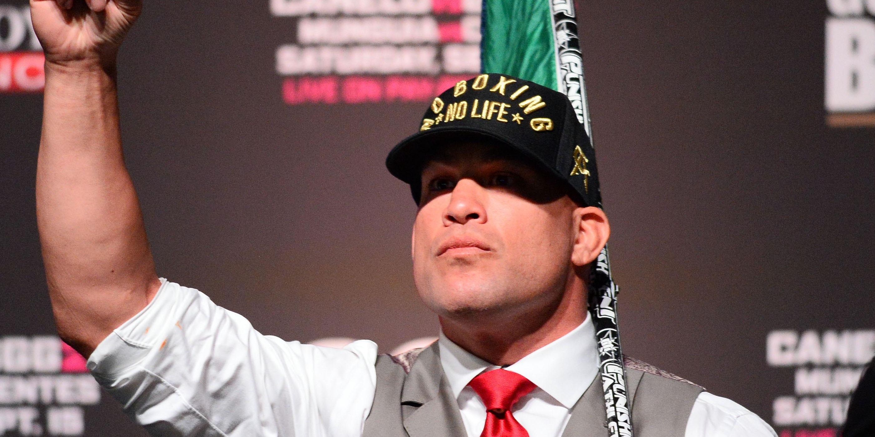 tito-ortiz-pointing-his-finger-high-with-flag-and-hat