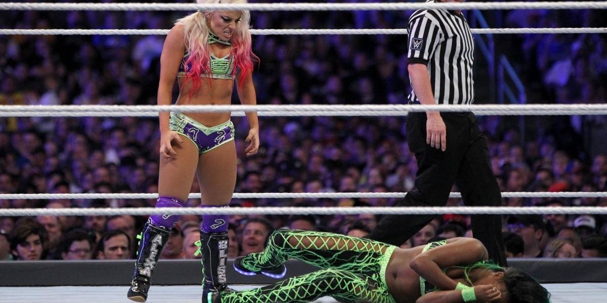Alexa Bliss v Naomi Bliss WrestleMania 33 Cropped