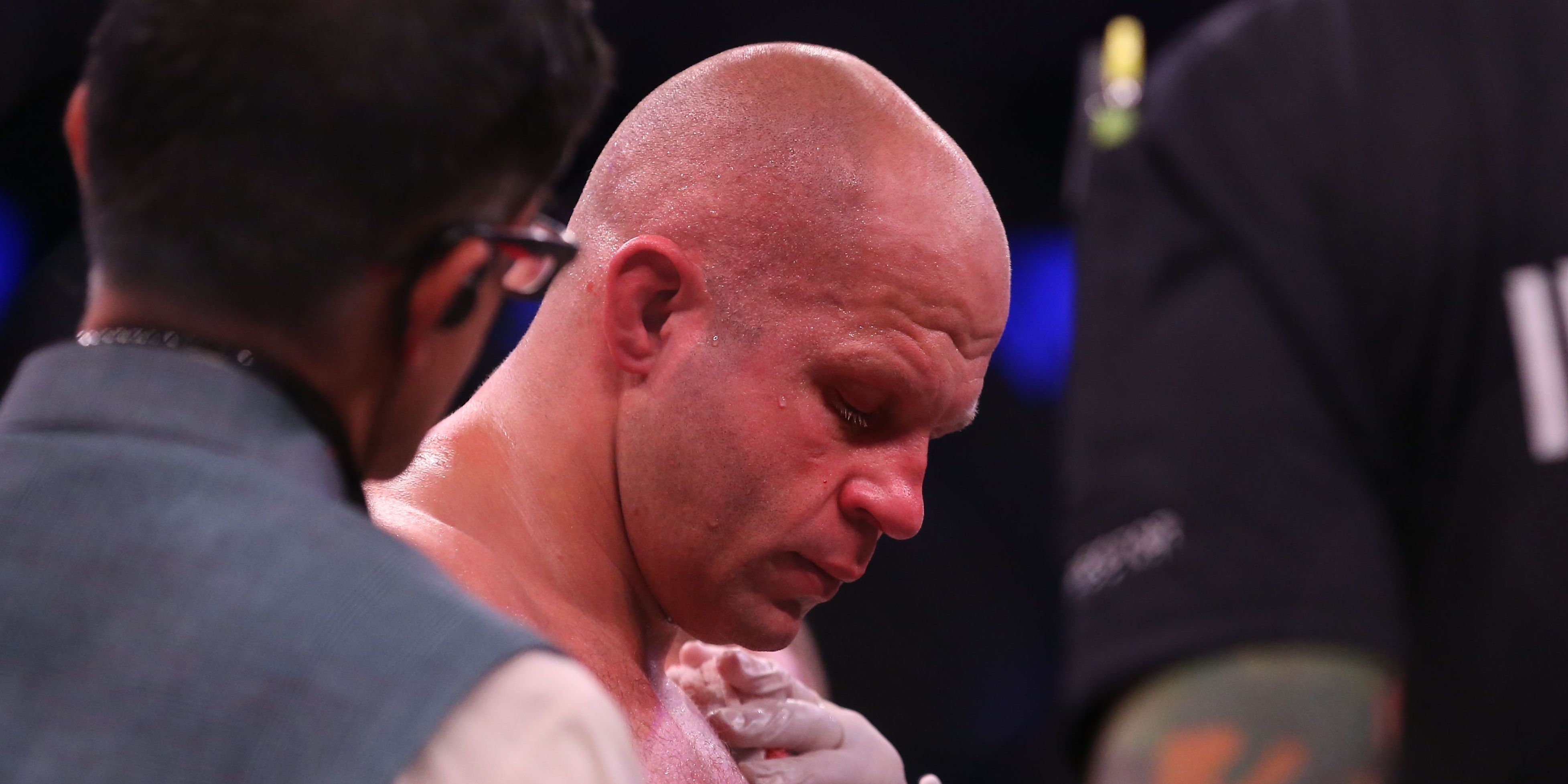 fedor-looking-dejected-and-being-tended-to-by-his-corner