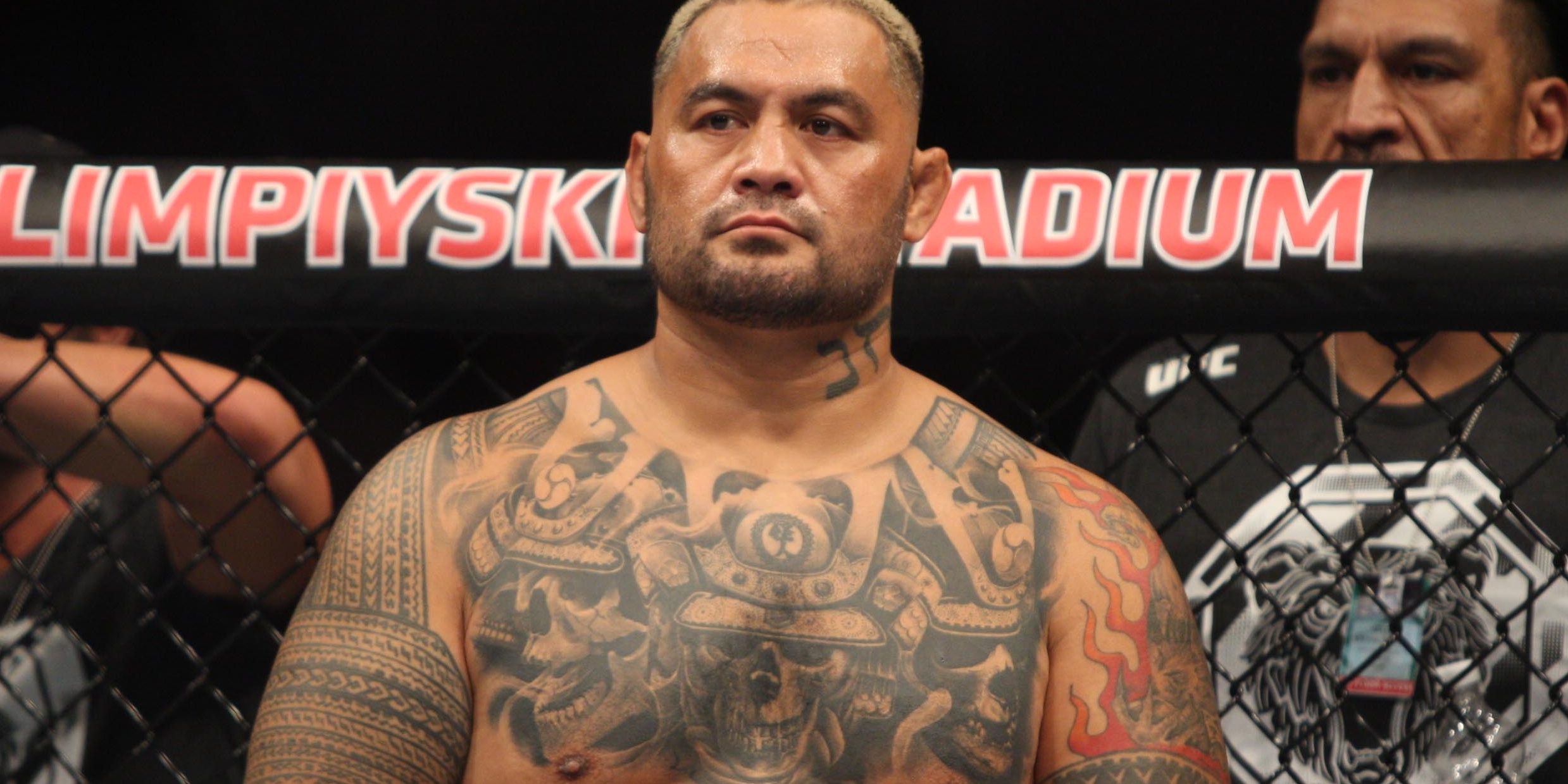 mark-hunt-in-his-corner-with-red-taped-gloves