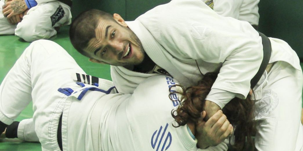 rener-gracie-rolling-on-a-green-mat