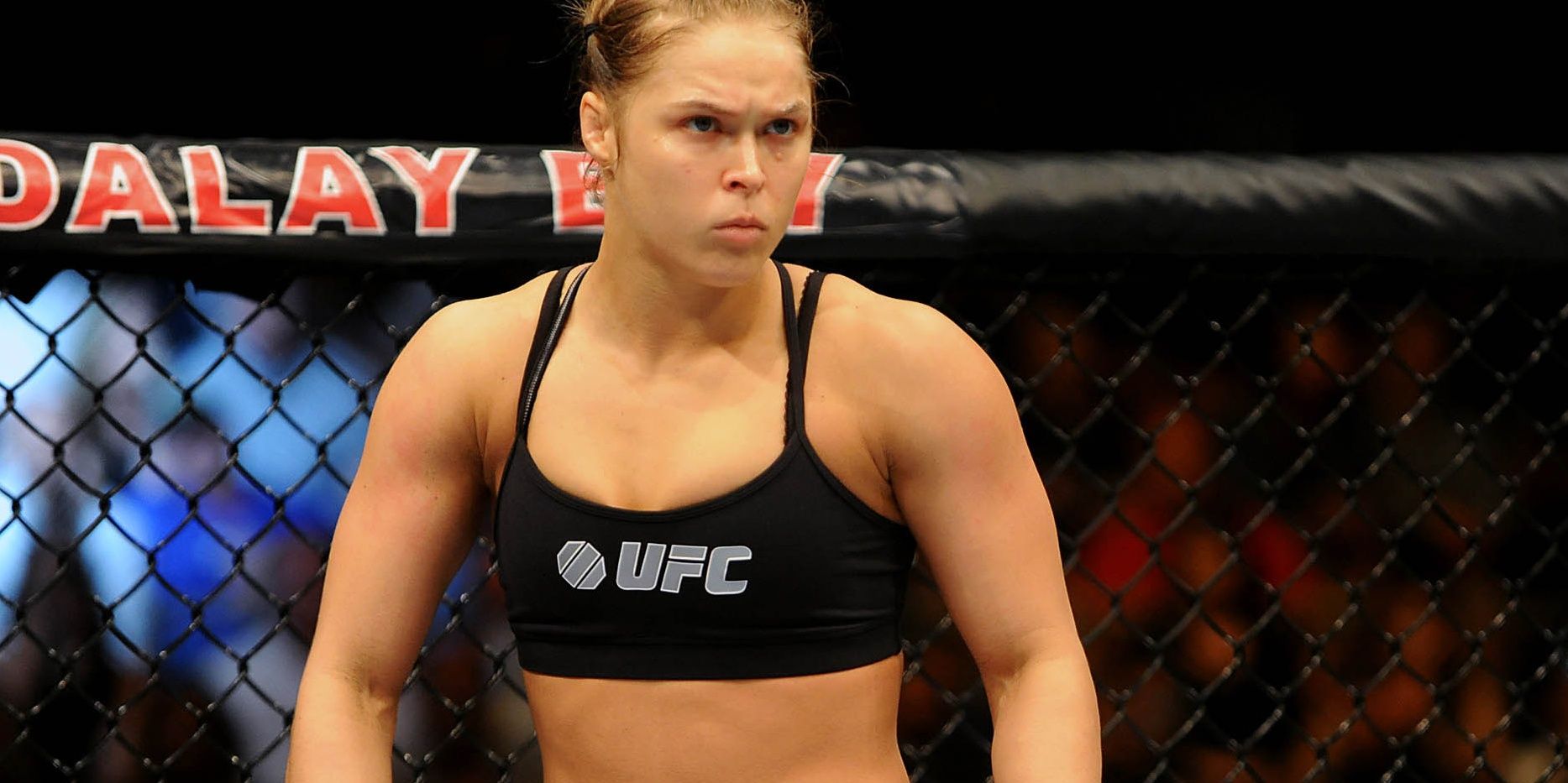 ronda-rousey-in-her-corner-with-red-gloves