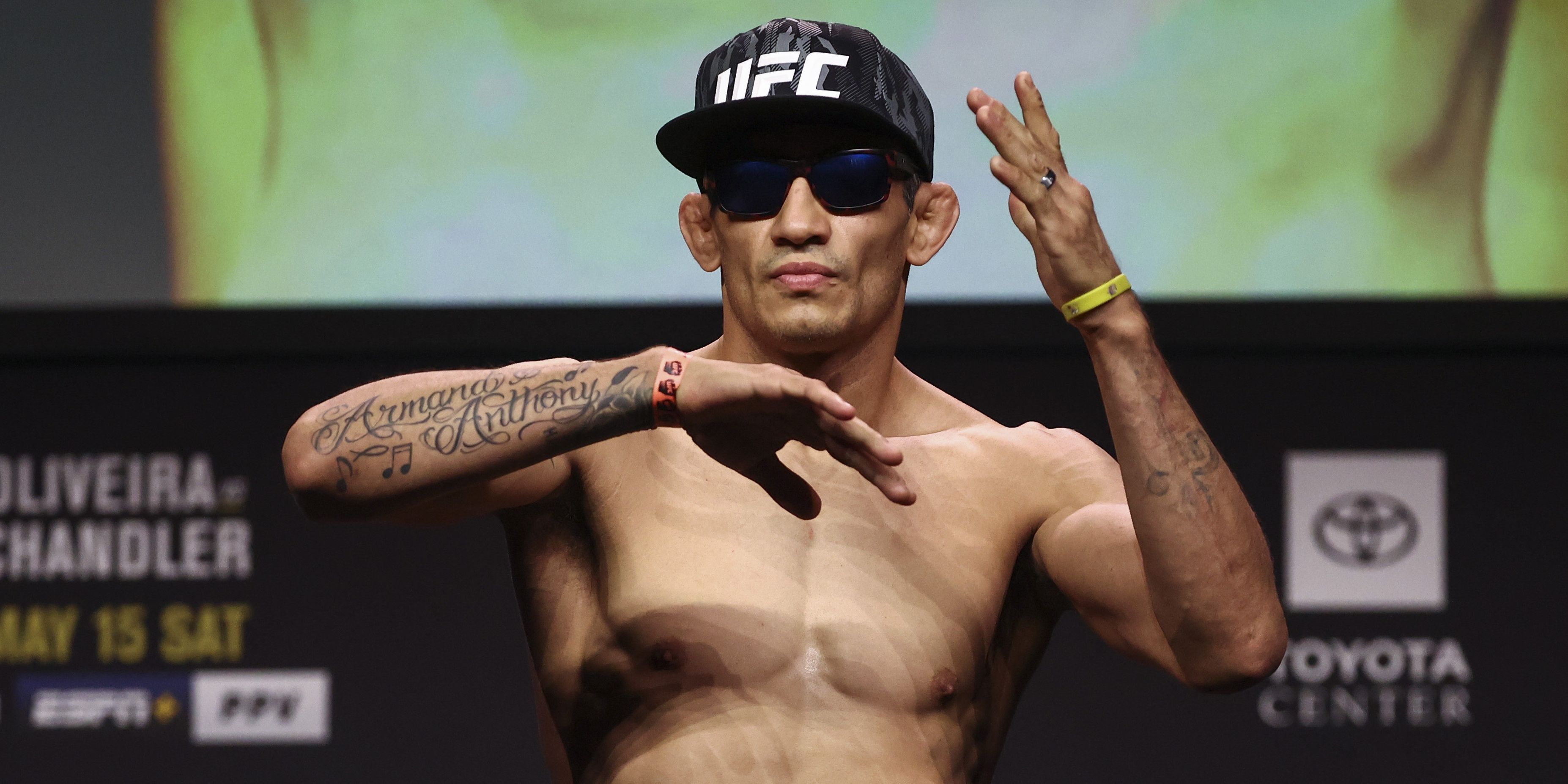 tony-ferguson-at-the-scale-with-a-hat-and-sunglasses