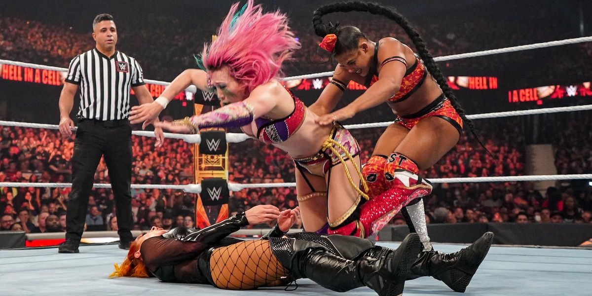 Bianca Belair v Becky Lynch v Asuka Hell in a Cell 2022 Cropped