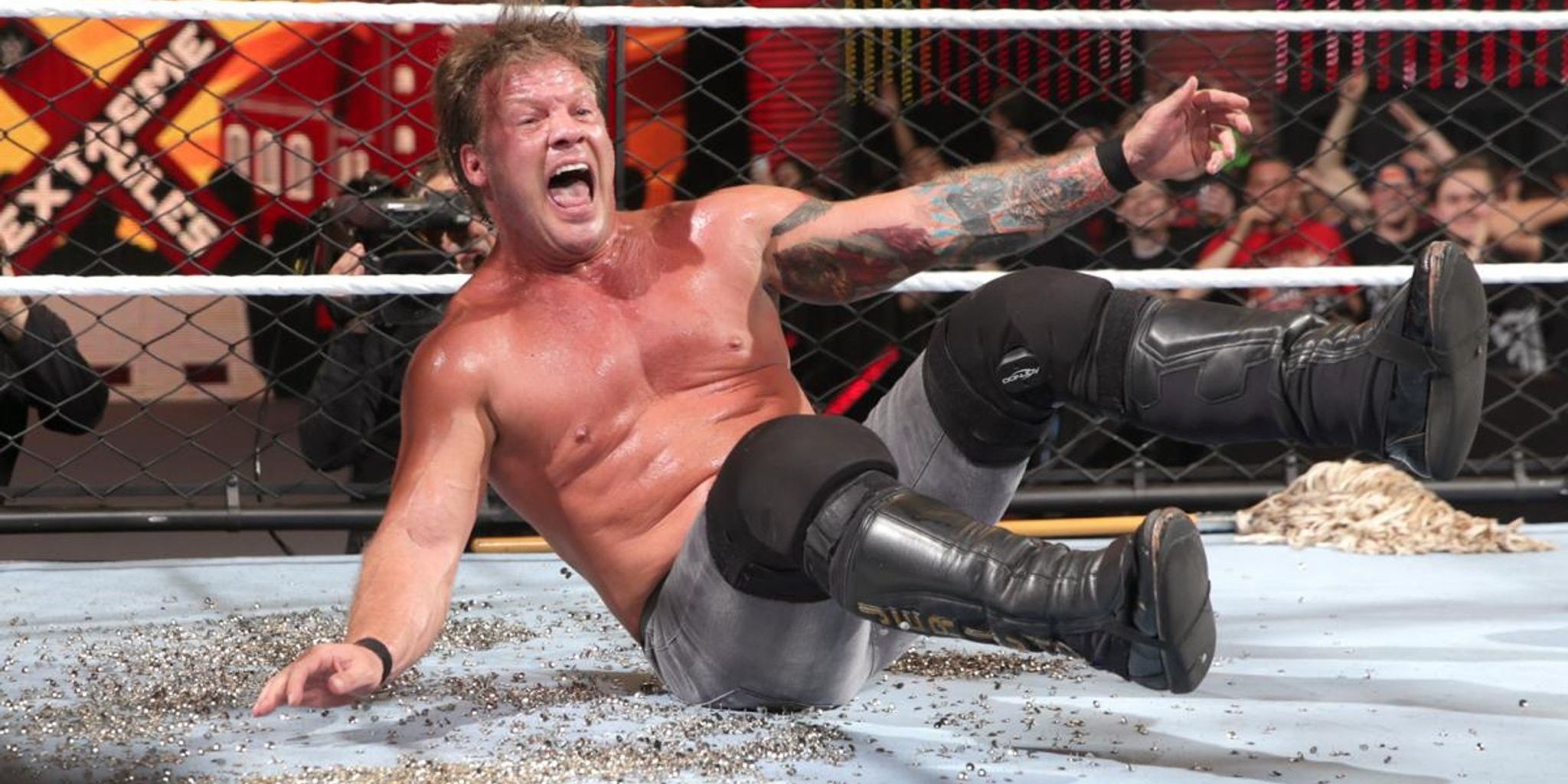 Chris Jericho thumbtacks Cropped (1)