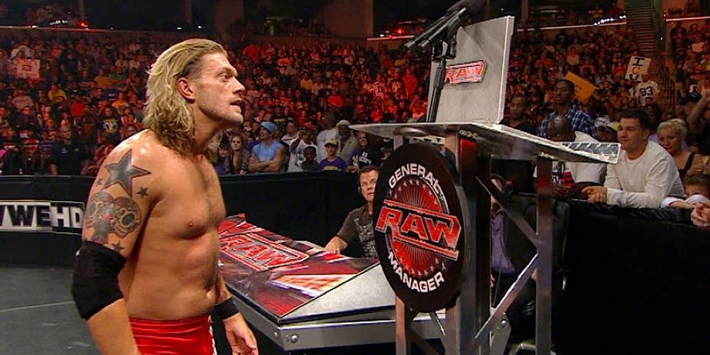 Edge staring at Anonymous RAW GM's laptop with curiosity 