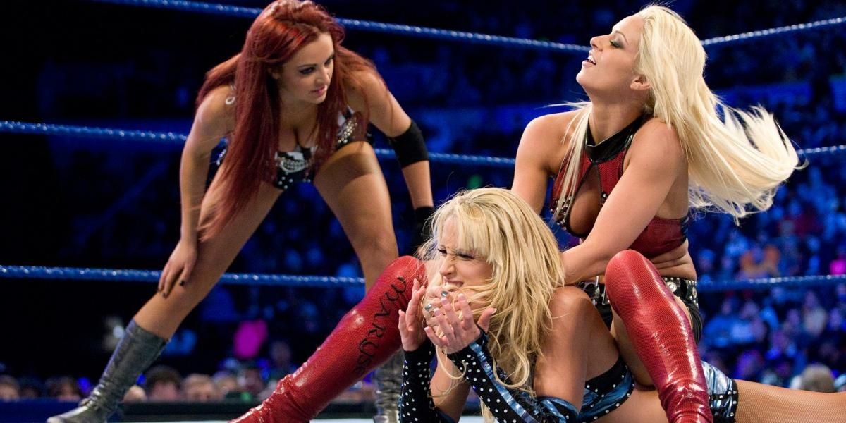 Michelle McCool v Maryse SmackDown December 26 2008 Cropped