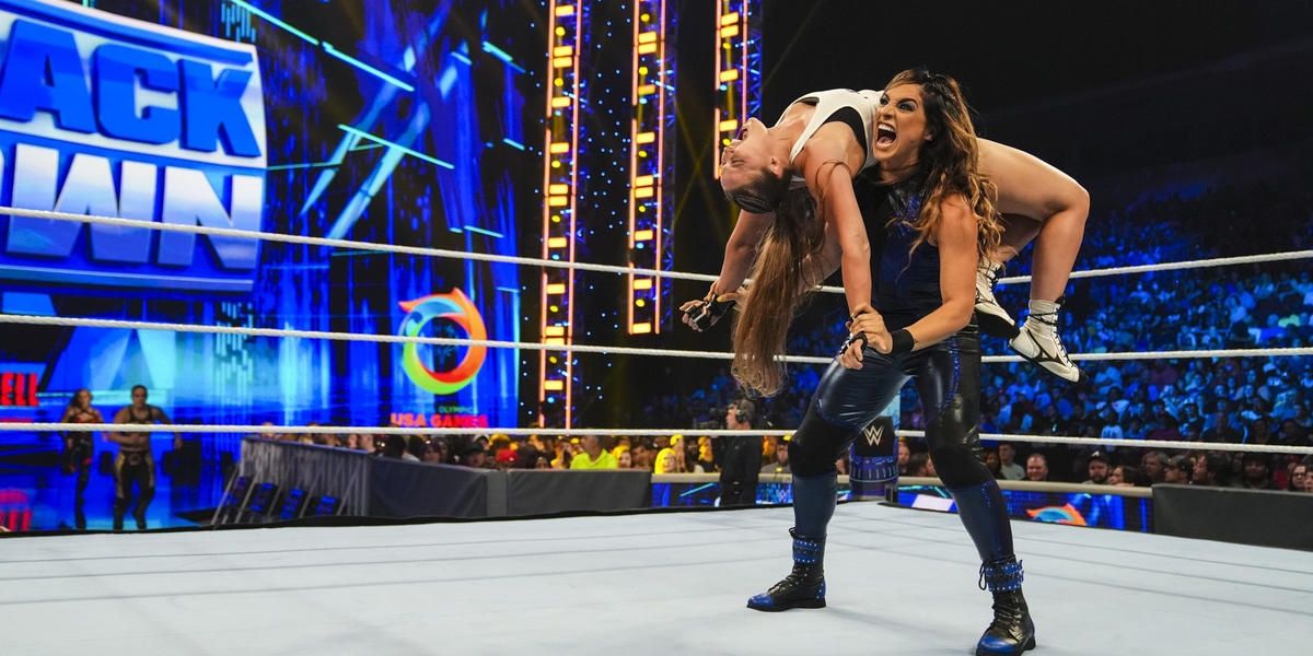 Ronda Rousey v Raquel Rodriguez SmackDown May 27, 2022 Cropped
