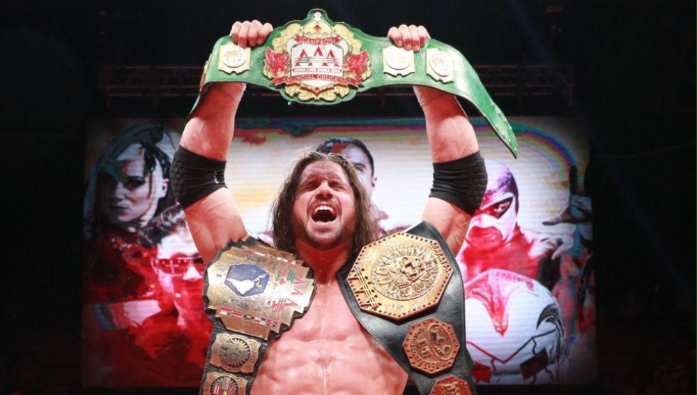 Johnny Mundo as a triple champion in AAA