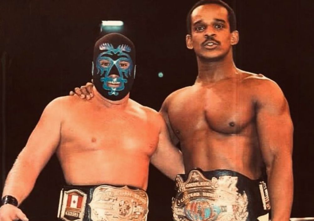 CMLL World Heavyweight Champion Norman Smiley (a.k.a. Black Magic) with Mano Negra