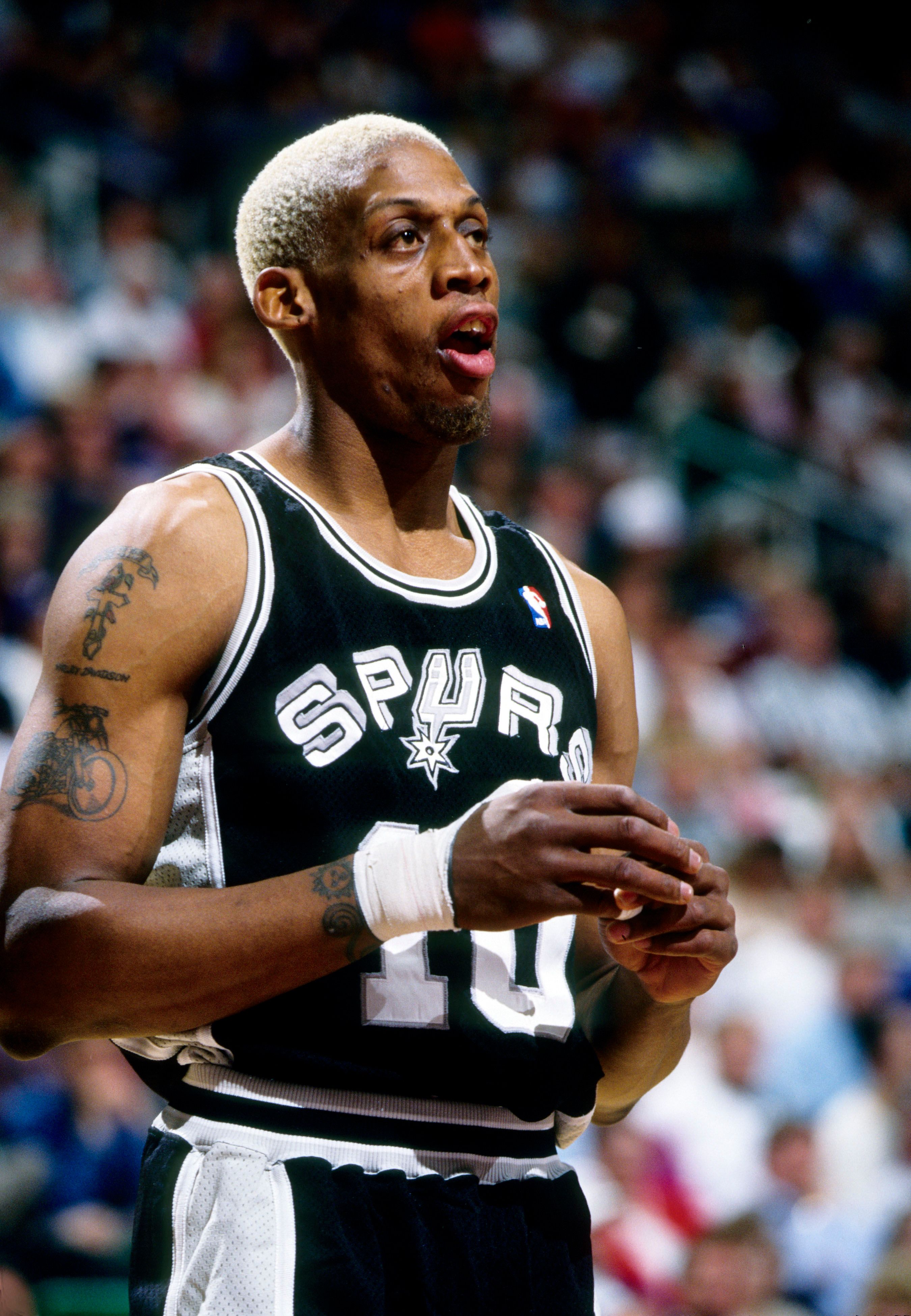 Dennis Rodman Kicks A Cameraman (& 9 More Altercations He Had During His  Career)