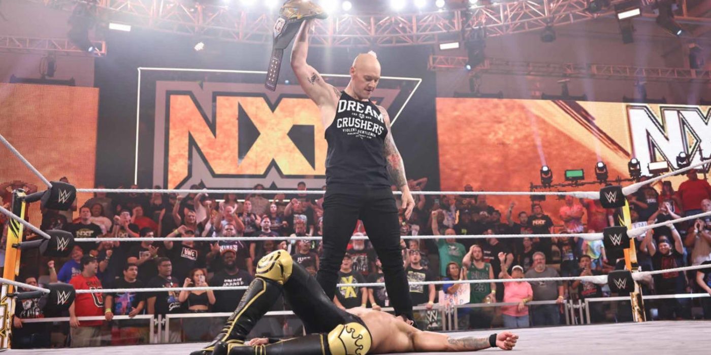 baron corbin holding the nxt title over carmelo hayes