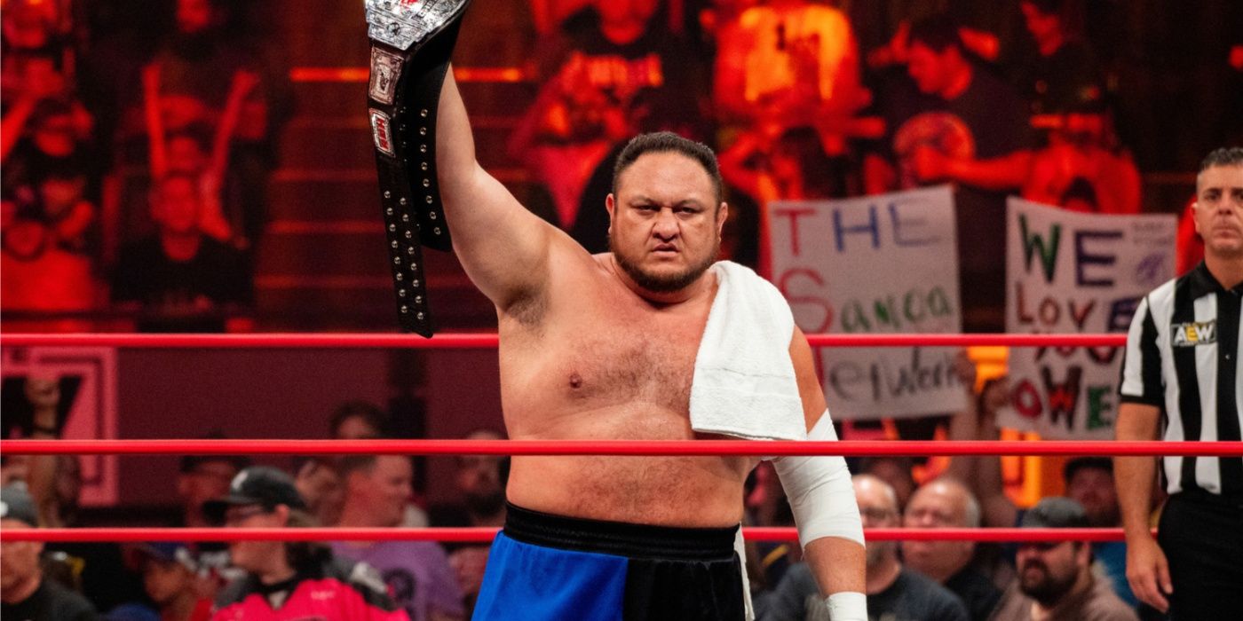 samoa joe holding up the roh tv title