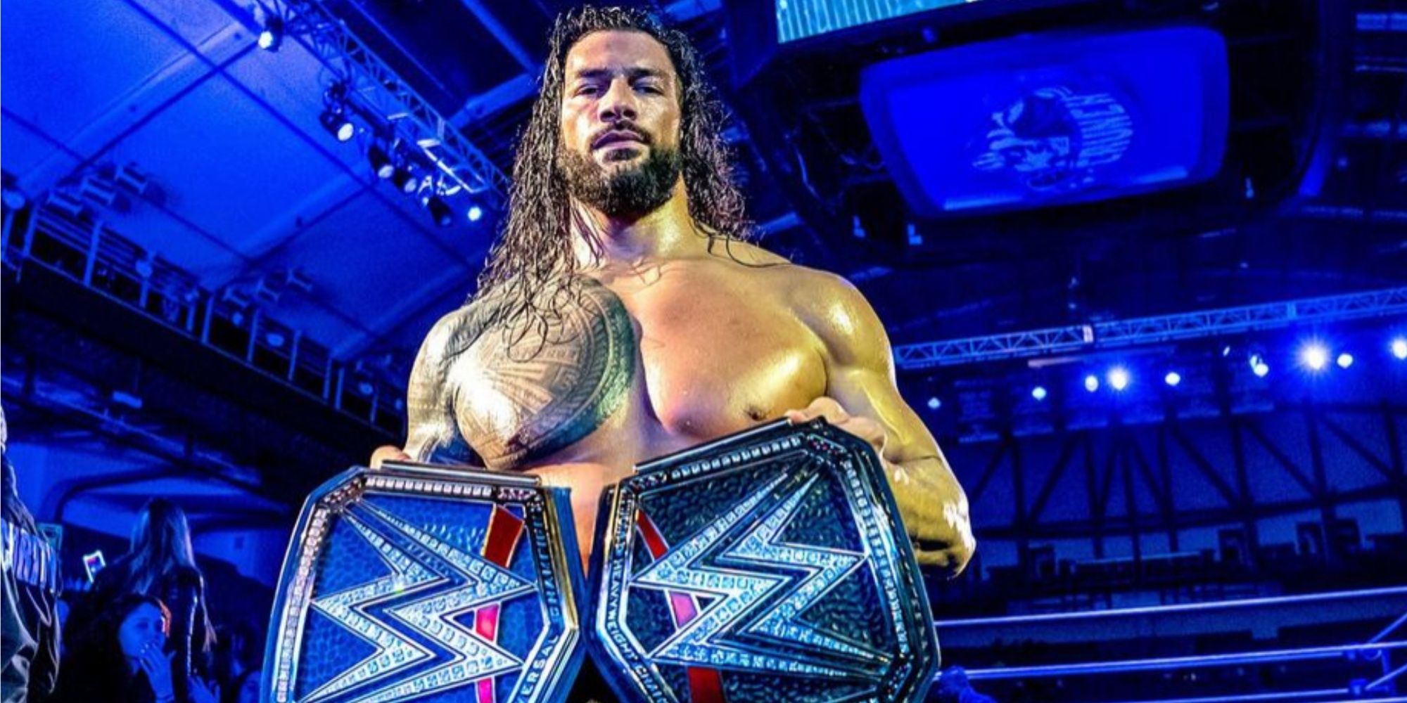 roman reigns holding the wwe and universal titles