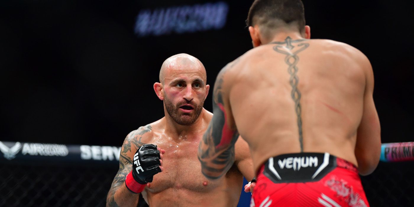 Alexander Volkanovski stares at Ilia Topuria at UFC 298