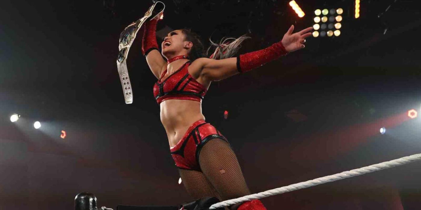 roxanne perez holding up the nxt women's title