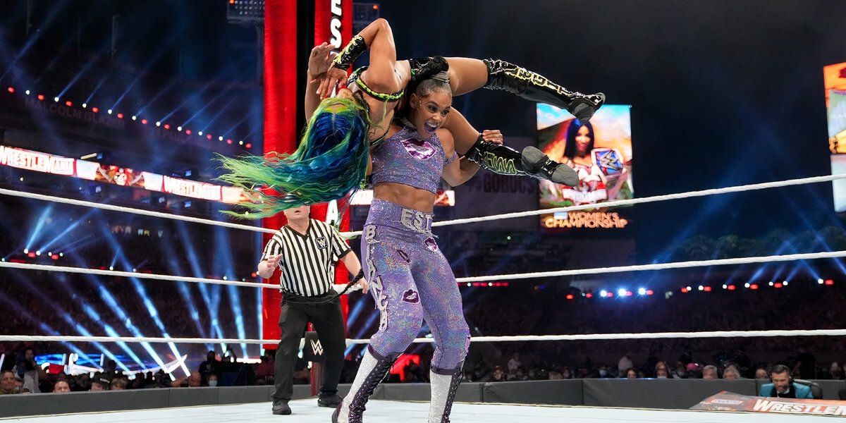 bianca-belair-carrying-sasha-banks-at-wrestle-mania-37