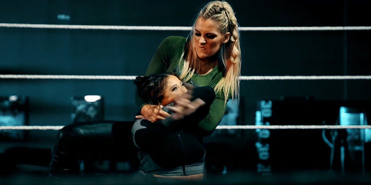 Lacey Evans Cobra Clutch